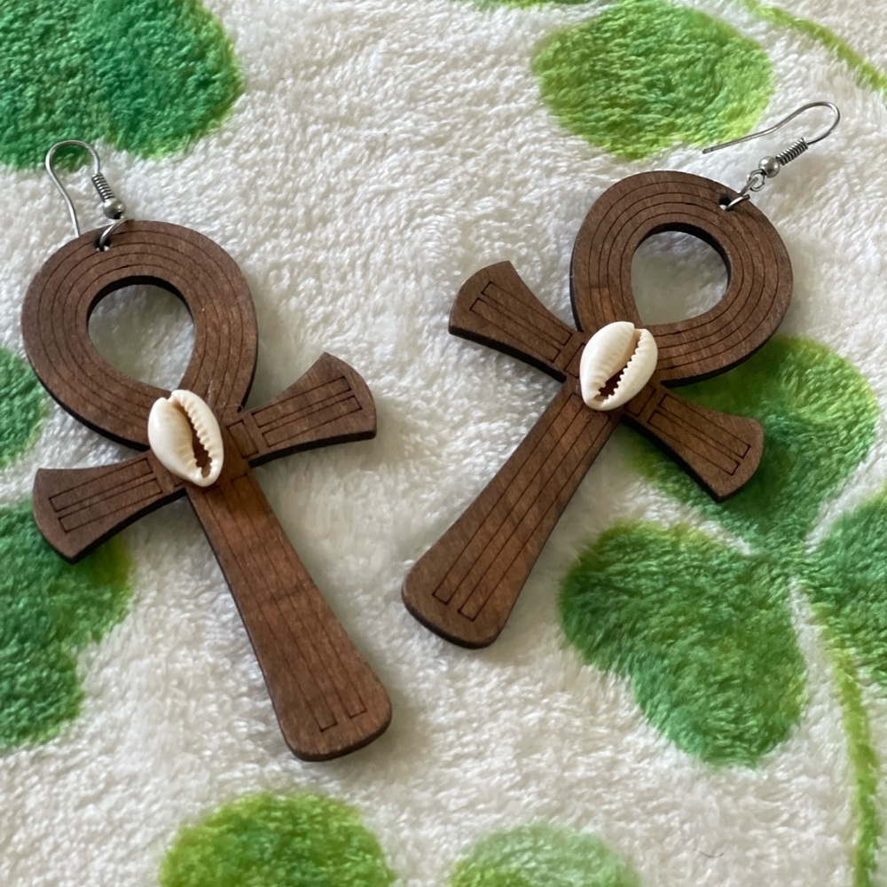 Beautiful wooden cross with pooka shell